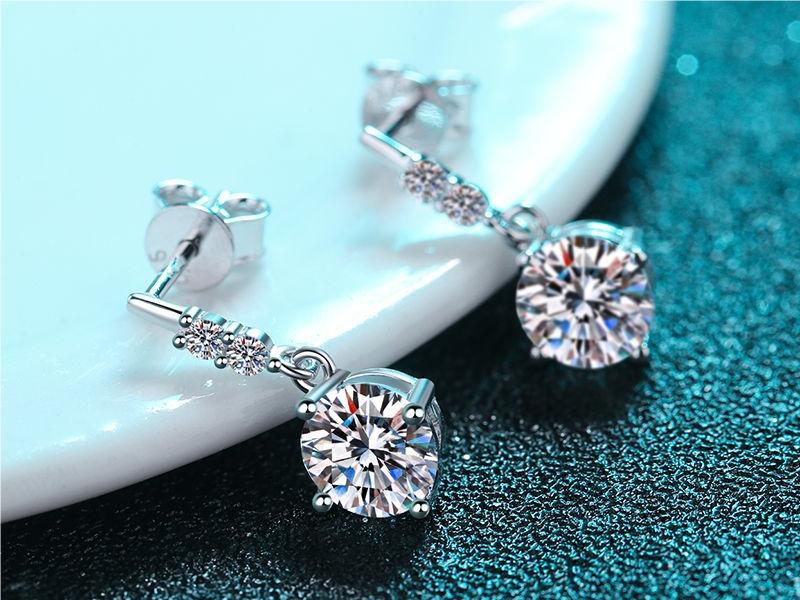 Moissanite Diamond Earrings VS Natural Diamond Earrings: Which one is better?