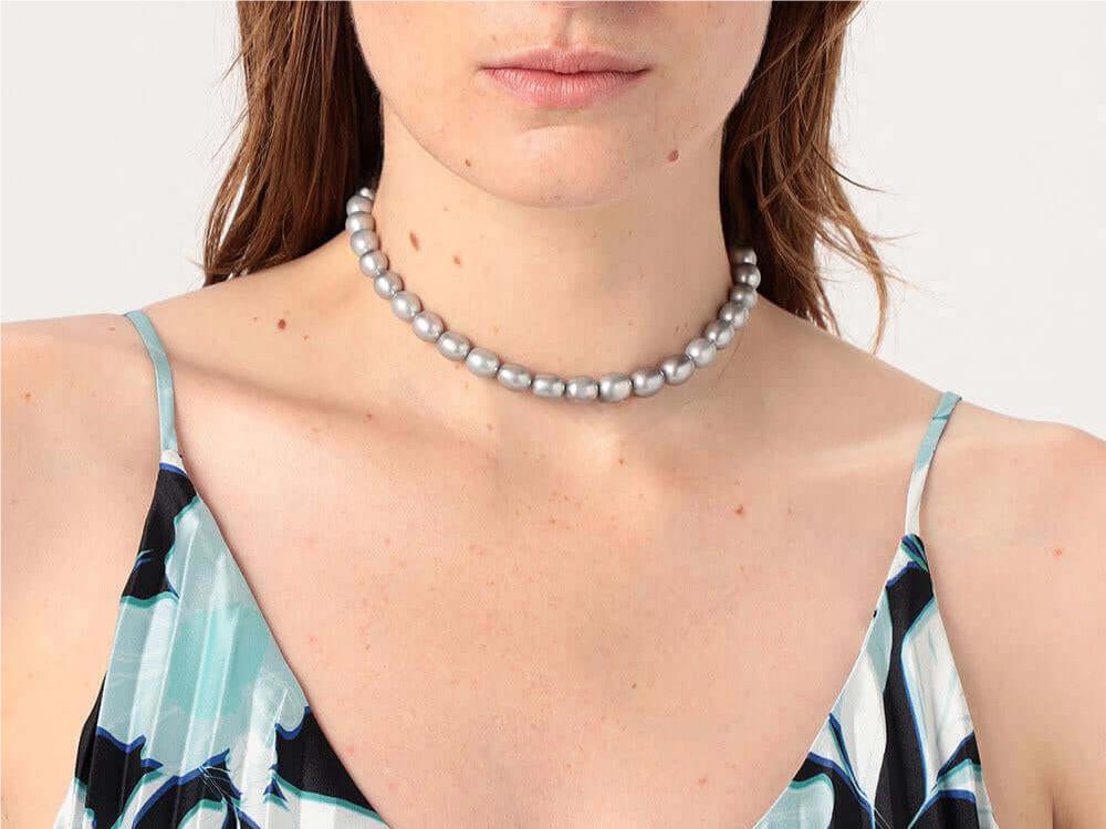 Exploring the Versatility of Floating Pearl Necklaces: Elevating Style from Casual to Formal