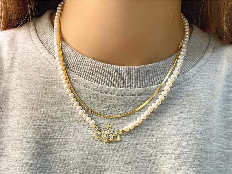 Winter Elegance: Add a Pearl Necklace to Your Seasonal Style