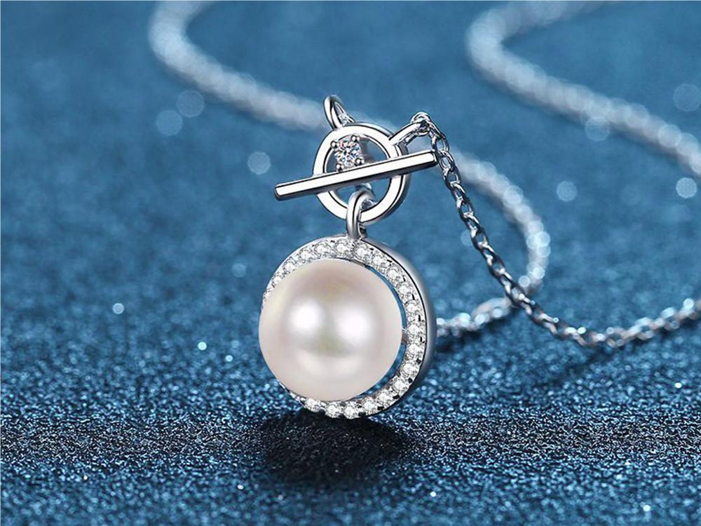 A single pearl necklace adorns a casual look