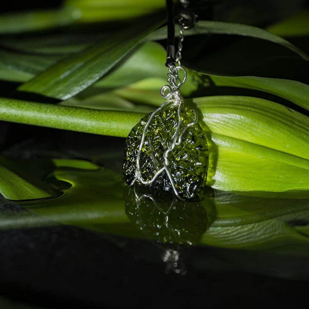 Simulated Moldavite Necklace Irregular Moldavite Pendant Artificial Czech Meteorite Natural Crystal Energy Stone for Men and Women - Trendolla Jewelry
